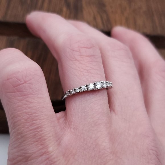 Size 7 925 Sterling Silver Cute Tiered Cubic Zirconia Gemstone Ring - Picture 4 of 8